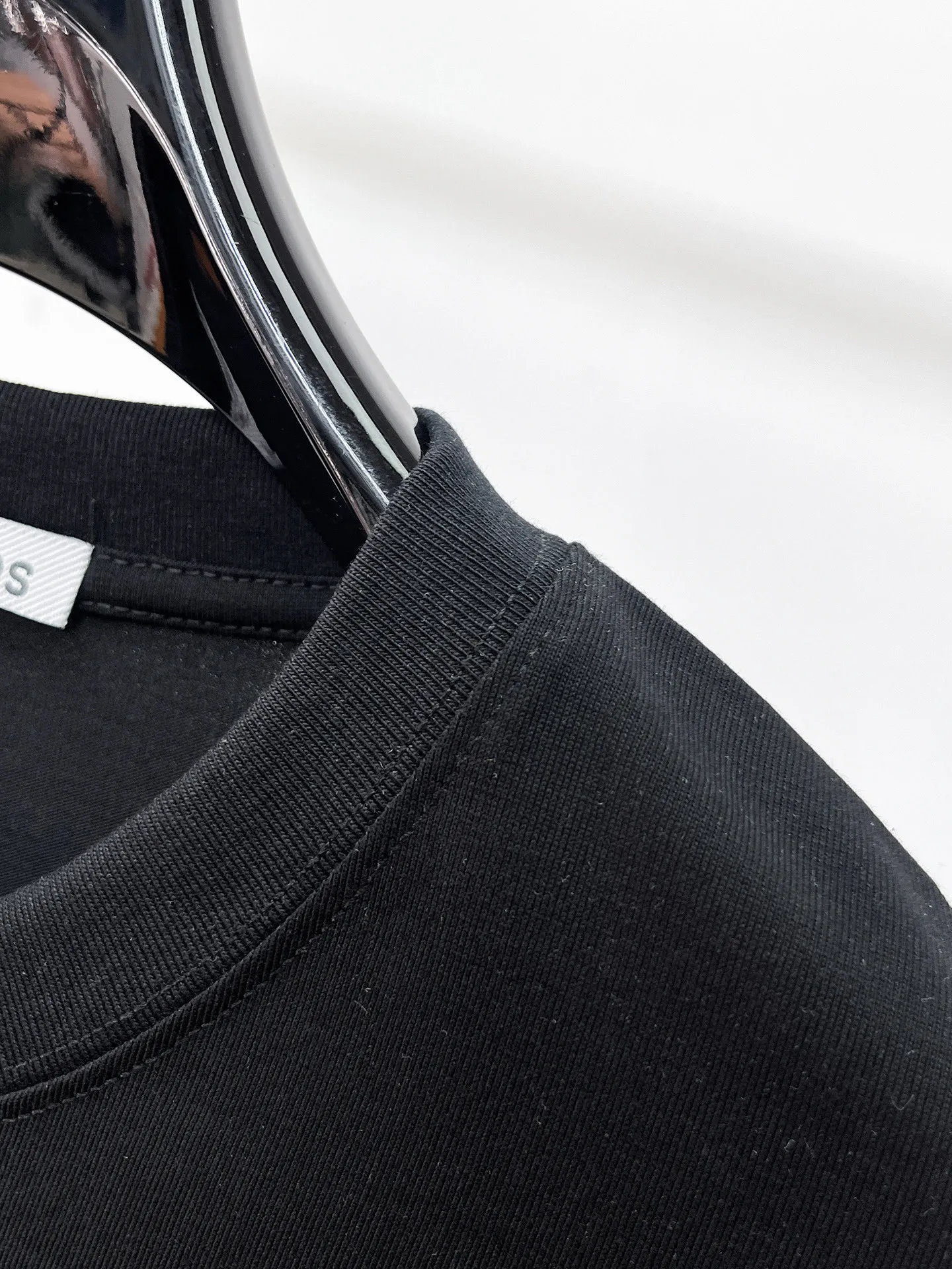 Balenciaga's high-end top-quality products 🐮2026 Spring and Summer New Arrival first counter, the latest New Arrival short-sleeved round neck T-shirt, Premium customized design, avant-garde and fashionable! Brand logo heavy craftsmanship design Premium customized 260g fabric. Soft to the touch. Comfortable to wear. Counter-level exquisite stitching. Fine workmanship. The upper body effect is incomparably handsome! A must-have item for men and women with the same style! Sizes: S~XXL When placing an order, please state your height and weight. The maximum wearing size is 210 pounds (one size larger)